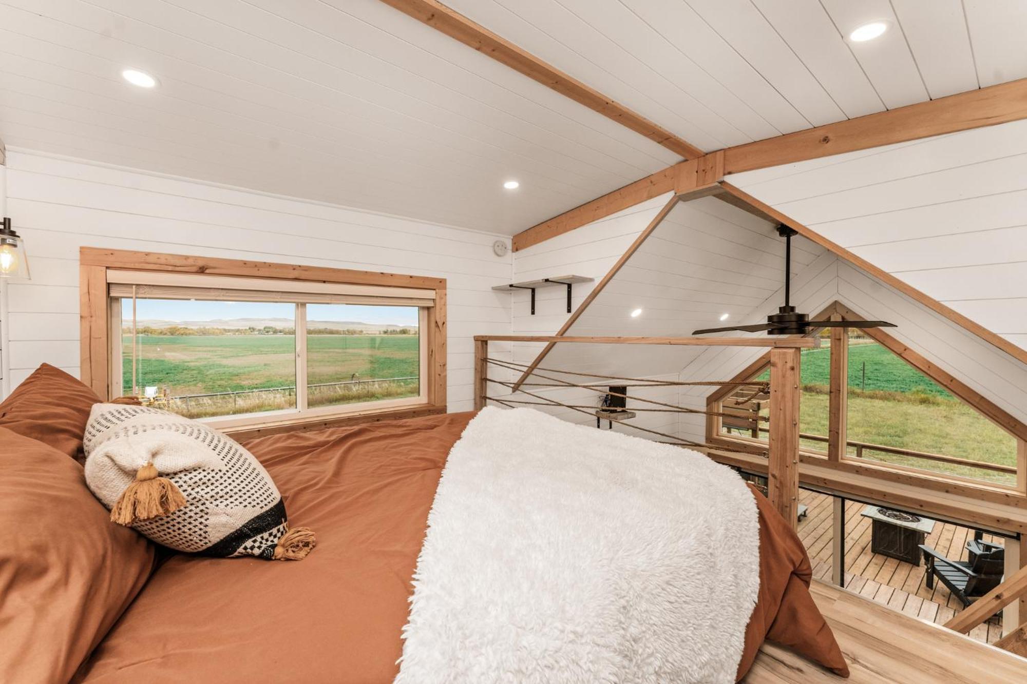Modern Tiny Cabin, With Hot Tub In Choteau Mt Exterior photo