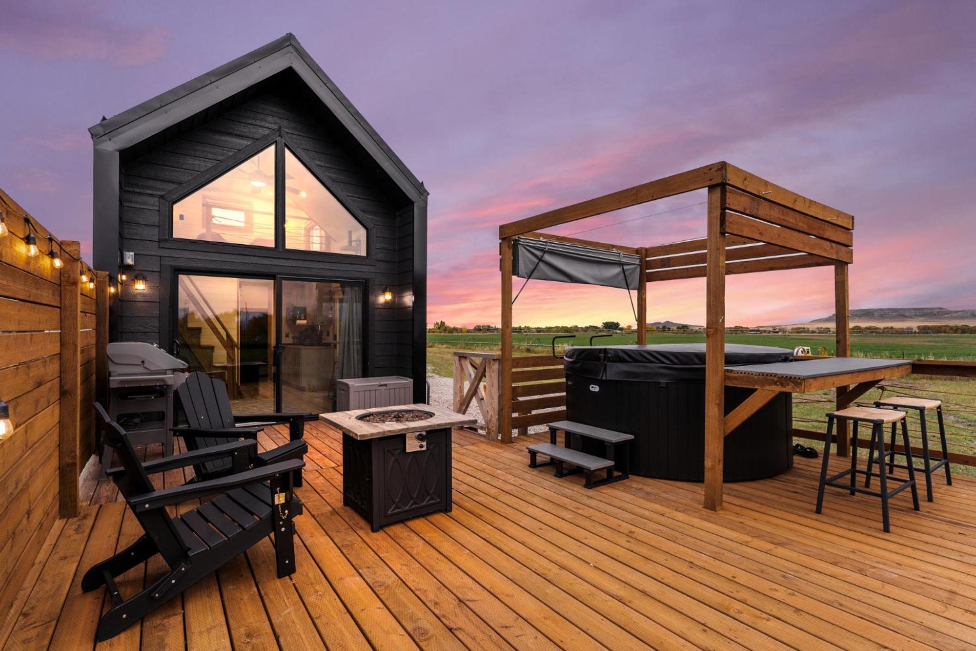 Modern Tiny Cabin, With Hot Tub In Choteau Mt Exterior photo