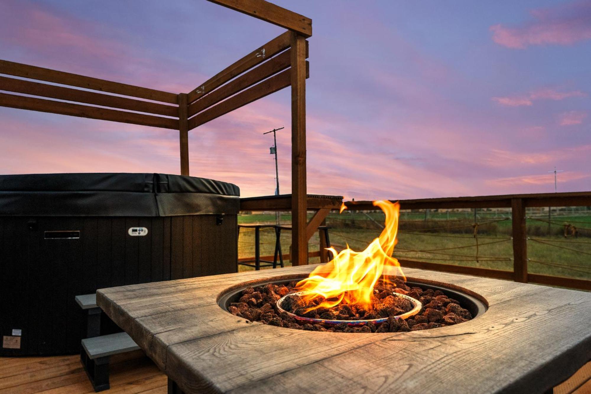 Modern Tiny Cabin, With Hot Tub In Choteau Mt Exterior photo