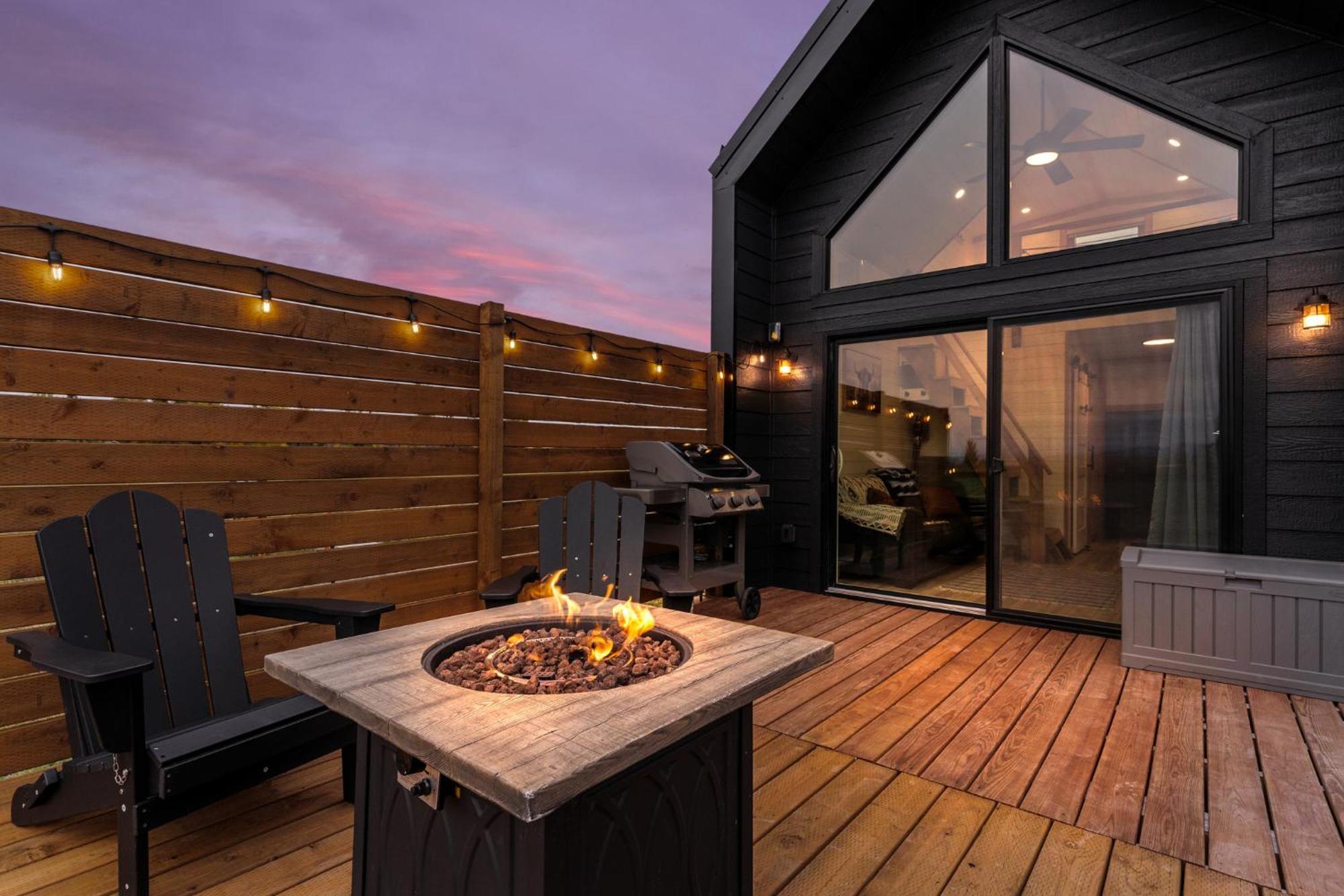 Modern Tiny Cabin, With Hot Tub In Choteau Mt Exterior photo