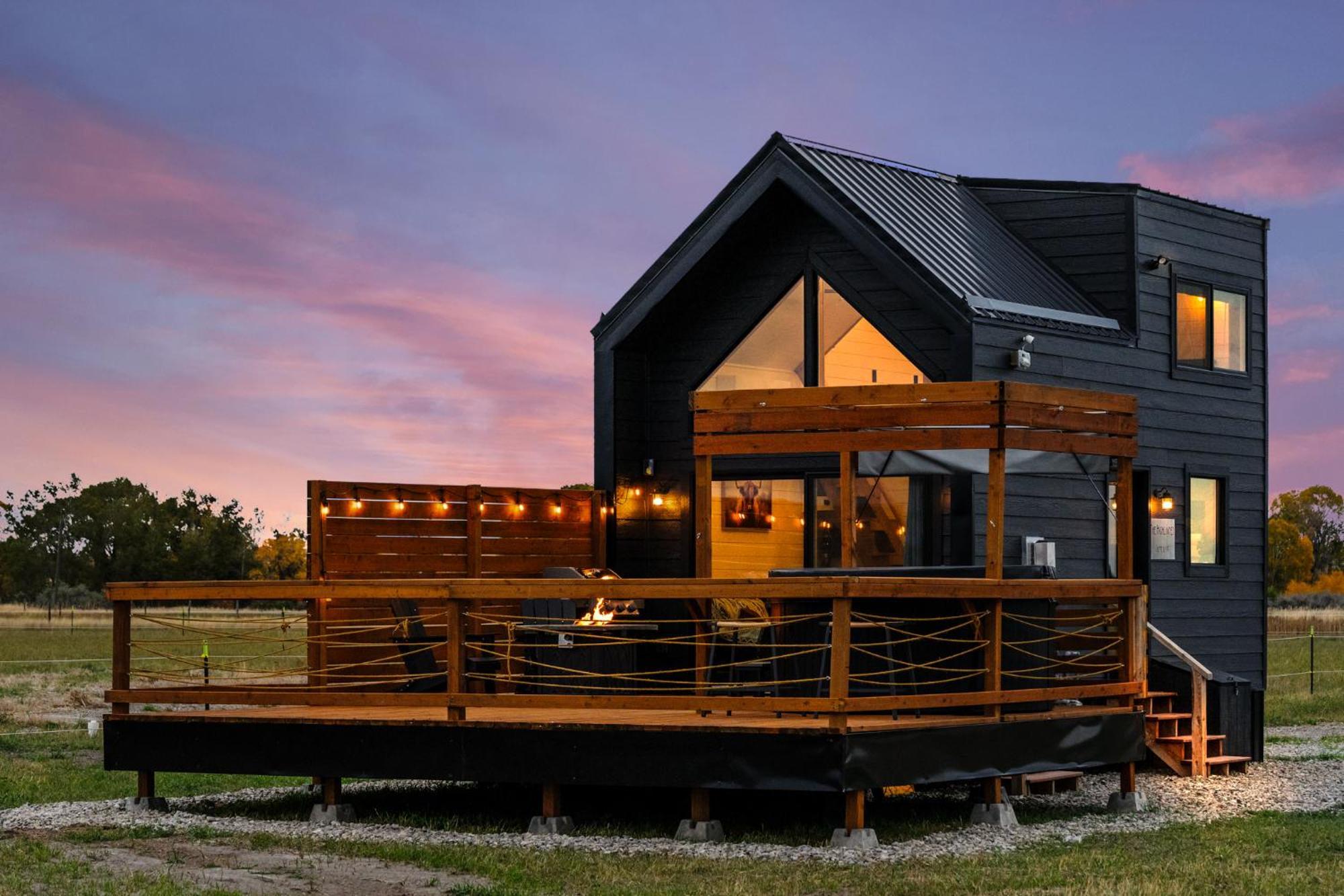 Modern Tiny Cabin, With Hot Tub In Choteau Mt Exterior photo