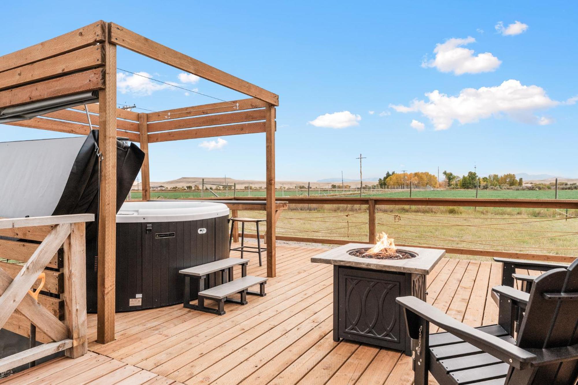Modern Tiny Cabin, With Hot Tub In Choteau Mt Exterior photo