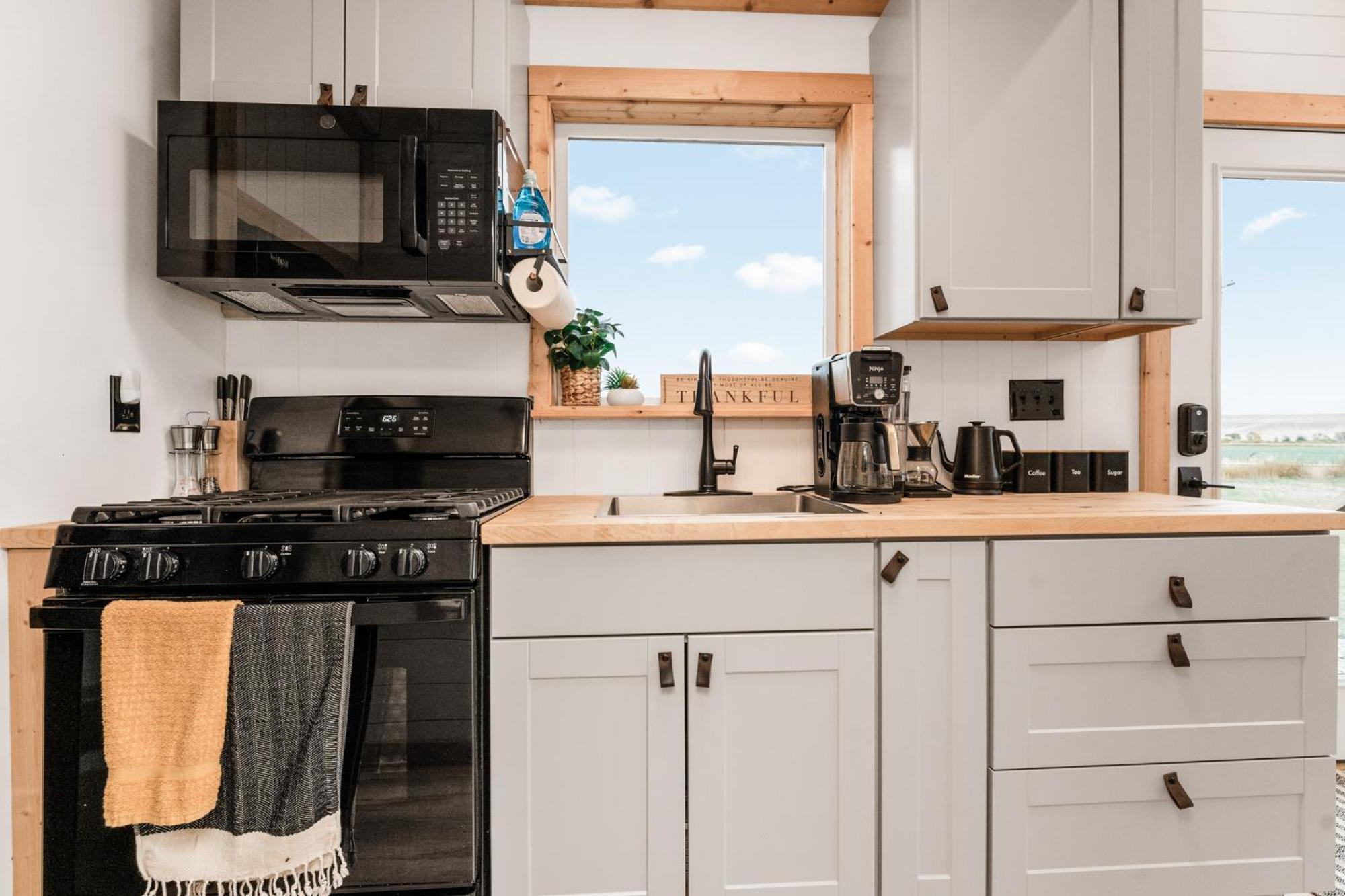 Modern Tiny Cabin, With Hot Tub In Choteau Mt Exterior photo