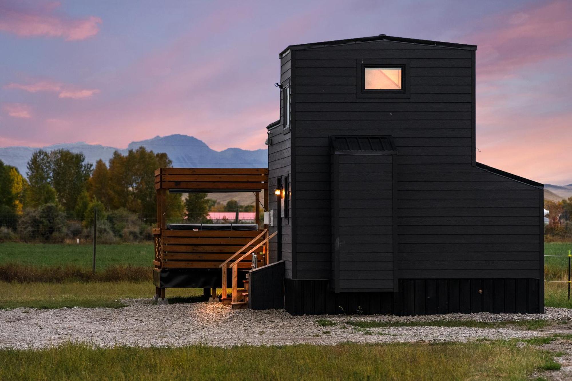 Modern Tiny Cabin, With Hot Tub In Choteau Mt Exterior photo