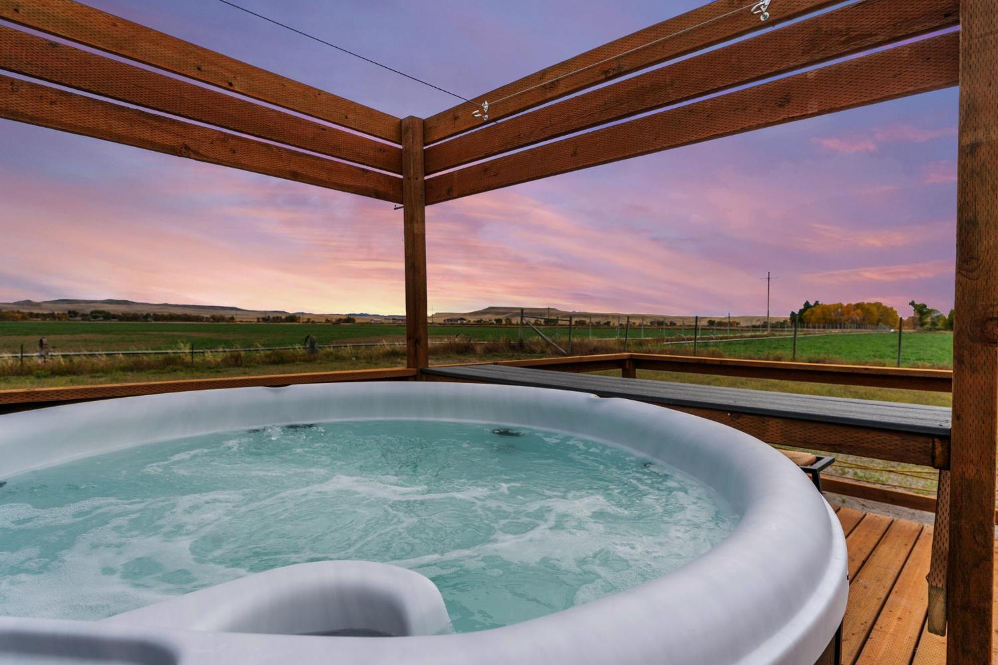 Modern Tiny Cabin, With Hot Tub In Choteau Mt Exterior photo