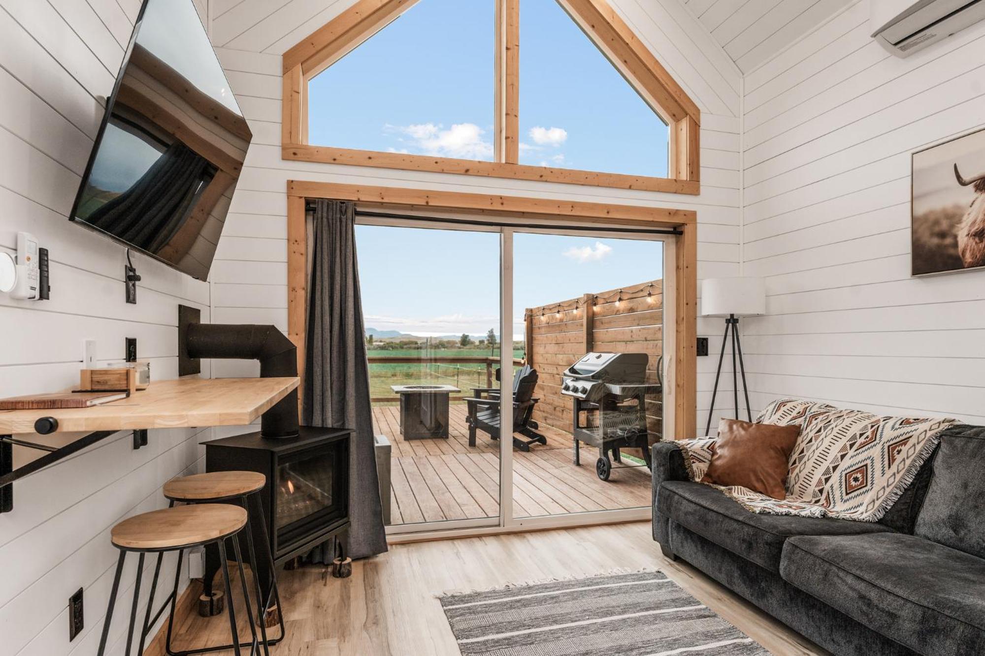 Modern Tiny Cabin, With Hot Tub In Choteau Mt Exterior photo